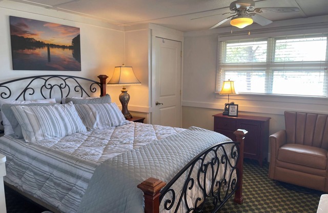 Cottage 1-B: Waterfront cottage, 1 bd 1 bath, Perfect for your next getaway!