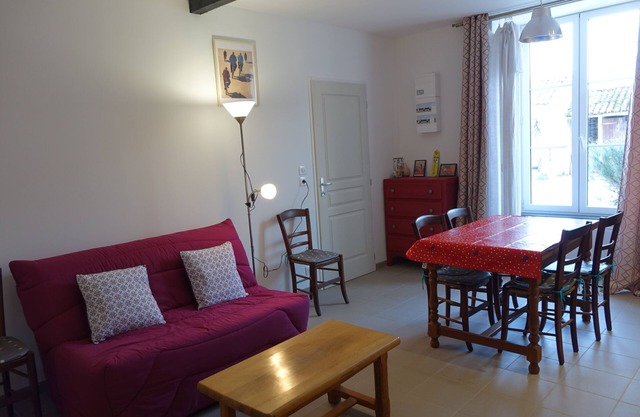 Cottage 5 to 7 people. 20 mins from La Rochelle, 10 mins from the Marais Poitevin.