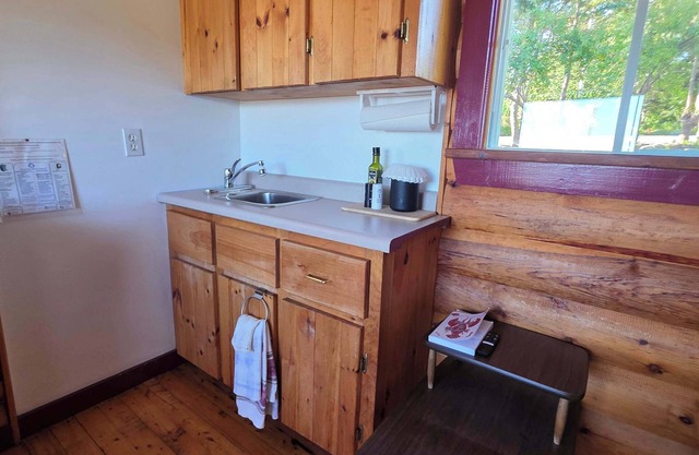 Cottage # 6 Hunts Point Beach Cottages - 1 bedroom