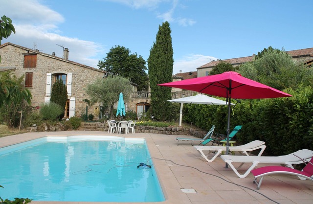 Cottage 6 people, 3 stars with swimming pool in South Ardèche