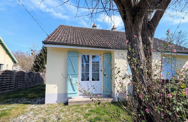 Cottage by the Creuse with private parking in Ceaulmont