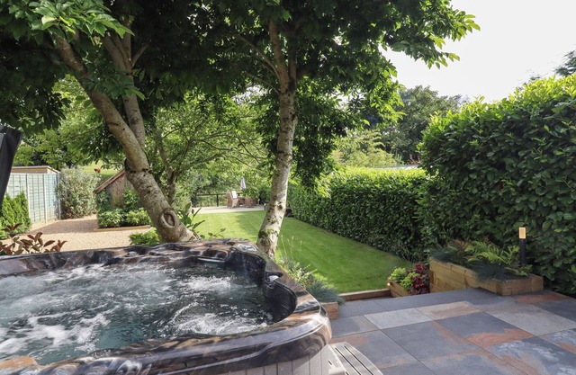COTTAGE BY THE RIVER, family friendly, with hot tub in Whalley