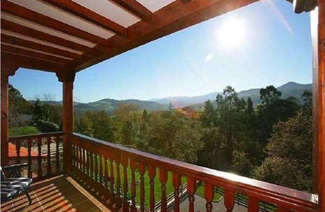 Cottage divided in apartm. 4 to 14 people, to the beach 2.5 Km. to Picos 20 Km.