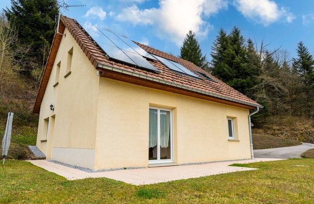 Cottage 'Gîte Sanglier' with Shared Terrace, Wi-Fi and Air Conditioning
