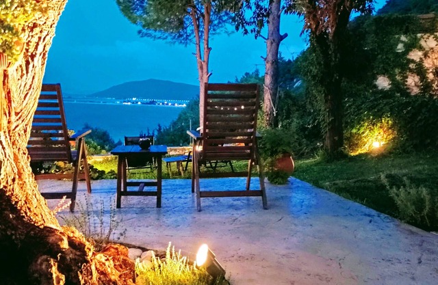 Cottage house with terrace & sea view, only 3' away from the beach