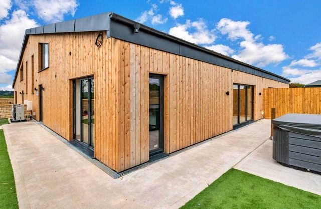 Cottage in Cotswolds with Hot Tub & Garden
