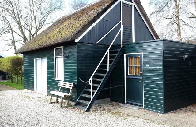 Cottage in Dwarsgracht near Giethoorn
