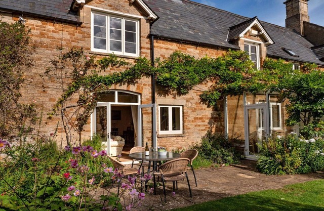 Cottage in Kingham with Private Pool Access