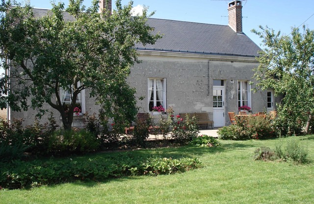 Cottage in local stone near the Loire castles