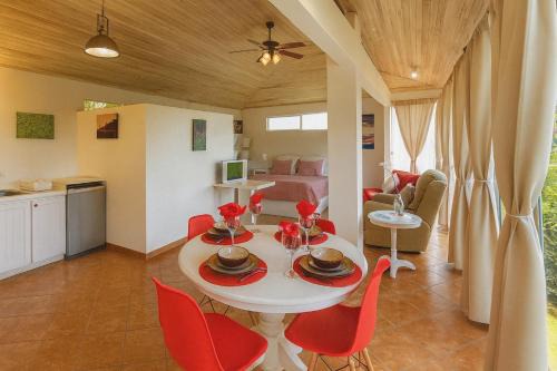 Cottage in Magic Mountain Views