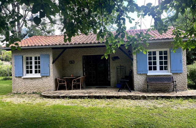Cottage 'Le Pêcheur' with Lake View, Shared Pool and Private Terrace