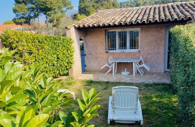 Cottage "Location, Piscine, Animaux, Var, Wifi" with Shared Pool, Private Terrace & Wi-Fi