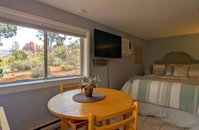 Cottage near Uptown Short Walk to Tlaquepaque Arts and Crafts Village and trails
