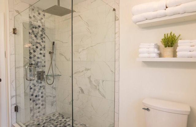 Cottage on Main - Cheerful 2 brm home w/parking.