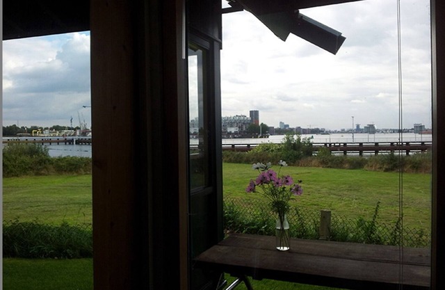Cottage on the banks of the IJ for max. 2 adults and 2 children