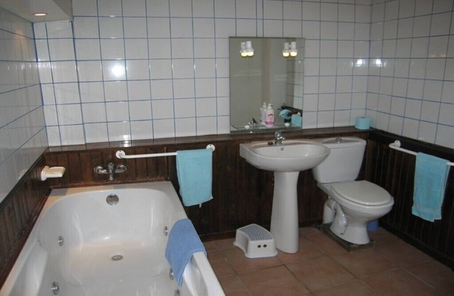 Cottage (sleep 5+cot) on Child-friendly Complex with shared pool and play areas
