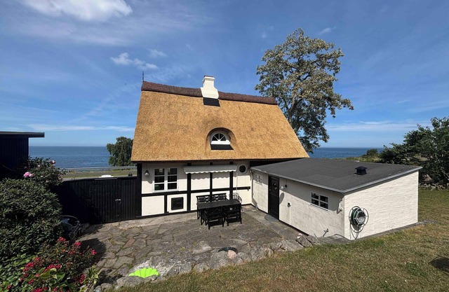 Cottage with breathtaking sea and cliff views