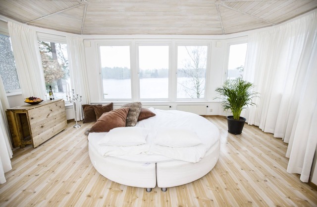 Cottage with fantastic lake views!