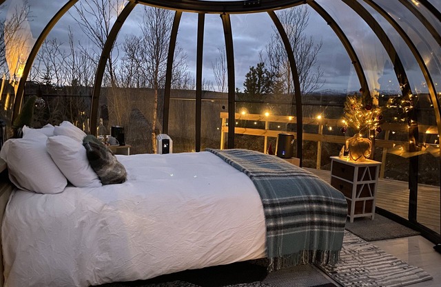 Cottage with Glass Bubble and Hot Tub