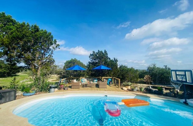Cottage with Hot Tub and Pool Bandera, TX.