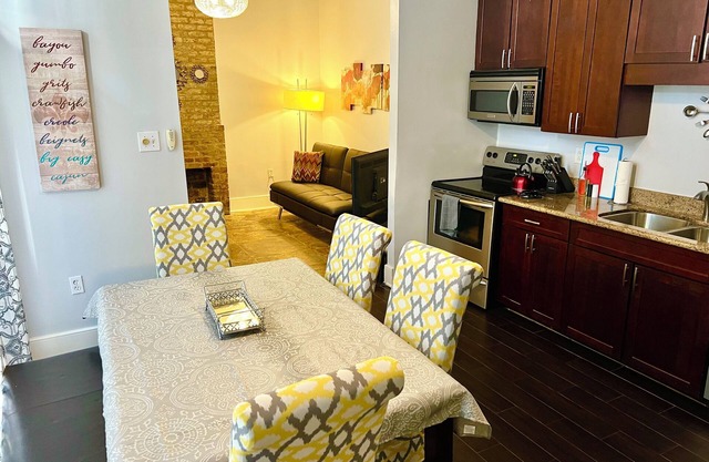 COTTAGE WITH PRIVATE GARDEN PATIO! SLEEPS 6!