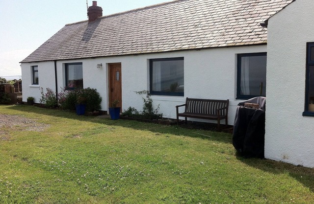 Cottage With Secure Garden, Wood Burning Stove And Sea Views