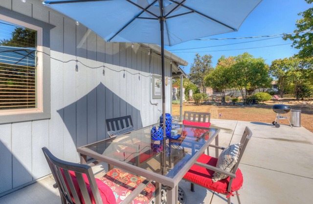 Country Cottage-1/4 acre fenced/gated, lots of parking, huge outdoor patio/yard