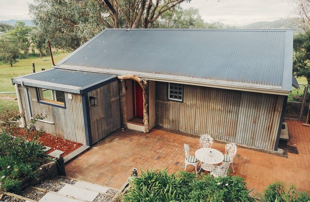 Country cottage 10 minutes to Tamworth - pet friendly!