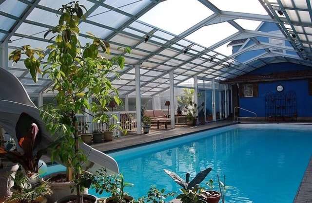 Country Cottage 50 miles from Mt Baker with heated, indoor pool 150 feet away