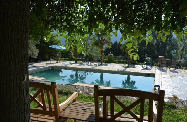Country cottage with large swimming pool in Sierra Nevada National park.