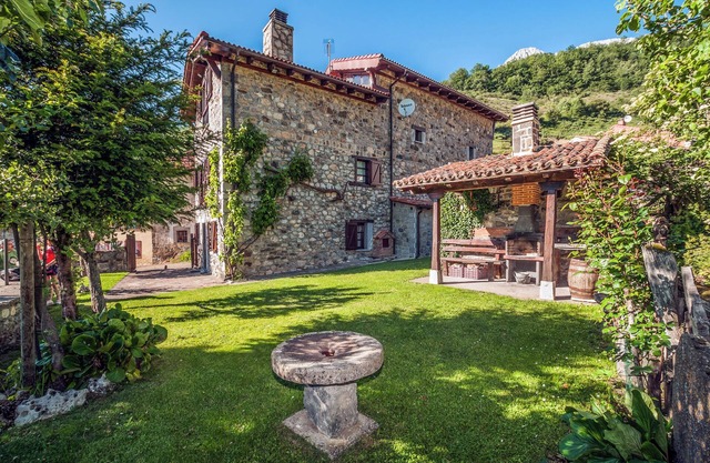 Country House 'El Serenal' with Mountain View, Private Terrace and Wi-Fi