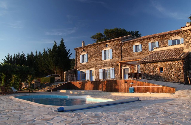 Country tranquility: 400 years old, 6 bedrooms, sleeps 16, pool/sauna/jacuzzi