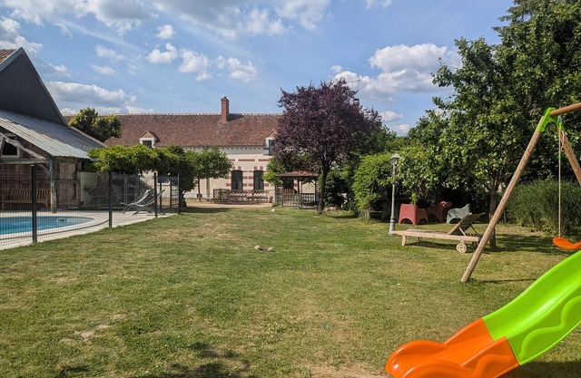 Country getaway with shared pool in Chabris