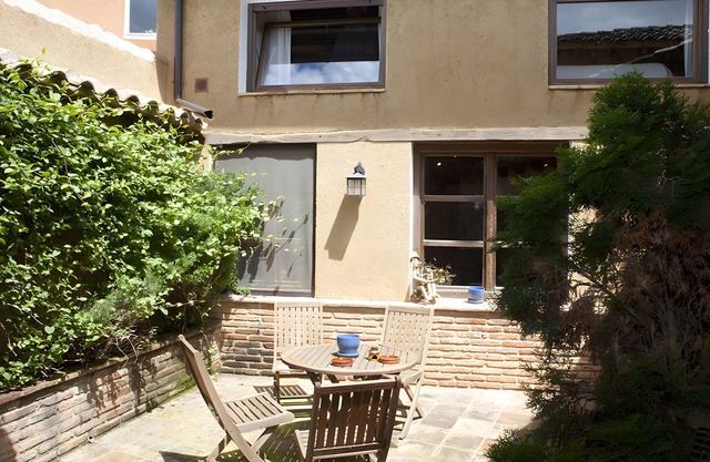 Country House 'El Encuentro' with Traditional Adobe and Wood Architecture