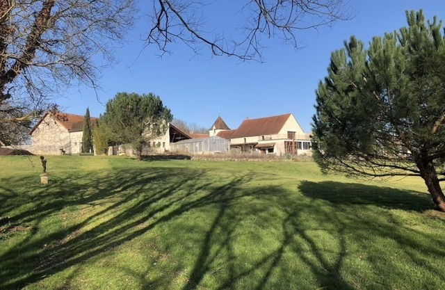 Country house 11 bedrooms, indoor heated pool, sauna, jacuzzi. Woods and lakes.
