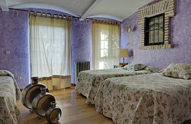 Country house - 5 people: Charming country house with beautiful views of the garden