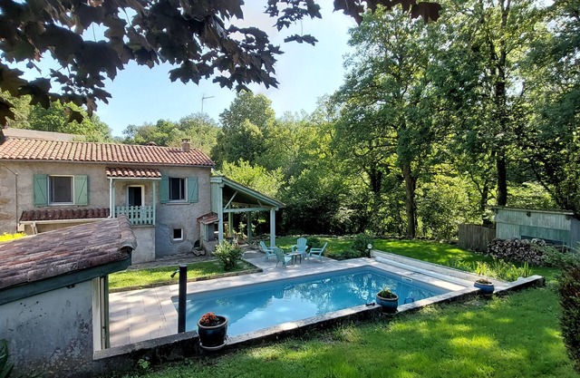 Country house, authentic, with swimming pool.