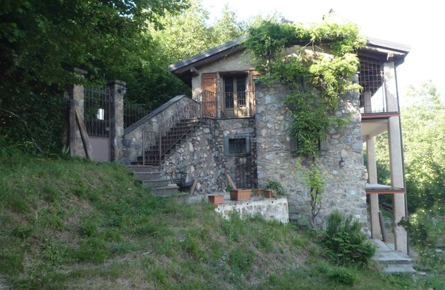 Country House between lake and hill
