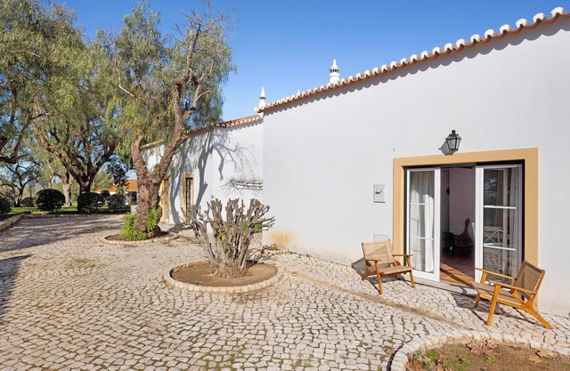 Country House "Daniel Cottage" with Mountain View, Shared Pool & Wi-Fi