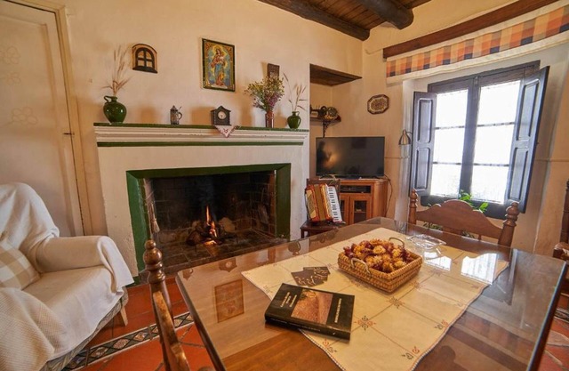 Country House 'El Tragaluz I' with Mountain View, Shared Terrace and Wi-Fi