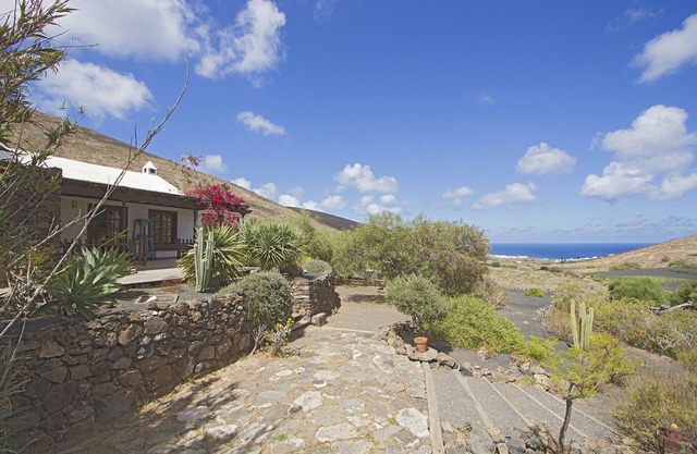 Country house, large garden, heated pool. Close to beach. Sea/mountain views