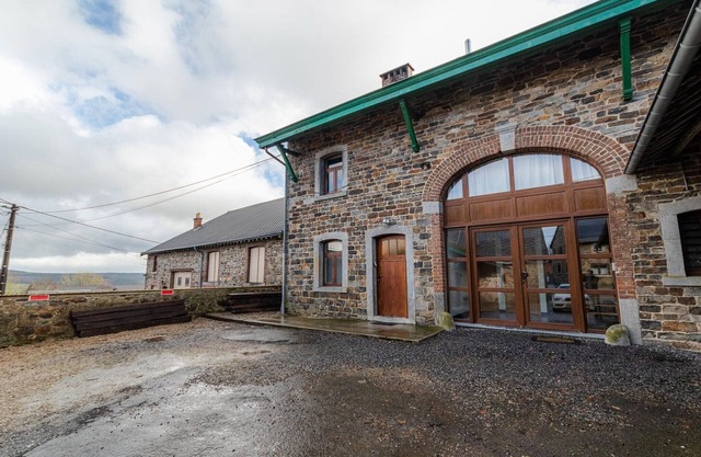 Country House near Coo Waterfalls with Jacuzzi