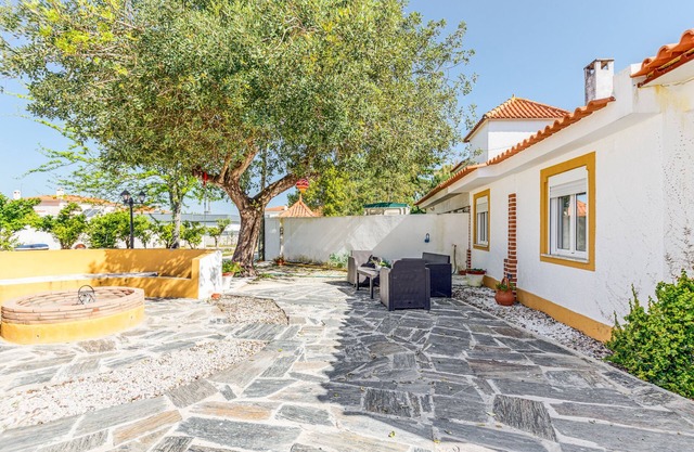 Country House "O Mundo Da Lua - Casa Este" with Shared Garden & Wi-Fi