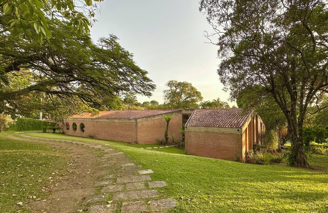 Country house with 4,000 square meters of garden, swimming pool, tennis court, golf.