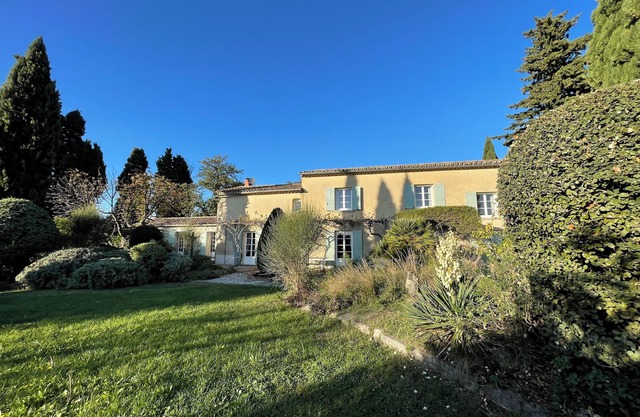 Country house with bucolic garden and swimming-pool for 10 persons