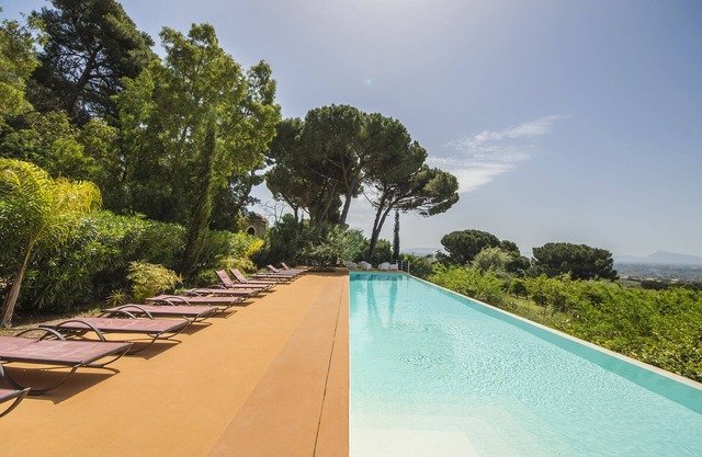 Country house with communal pool sea view