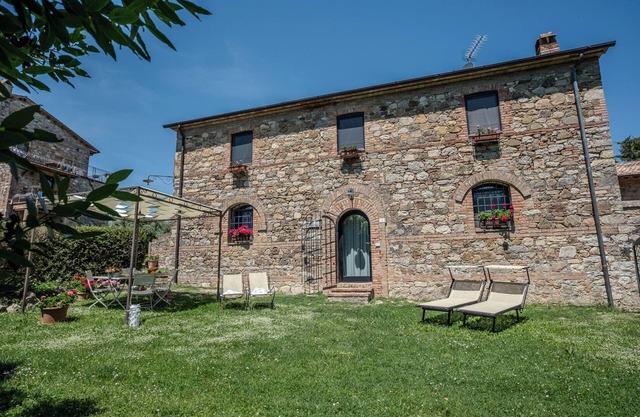 Country house with pool and panoramic view, ideal for families with children