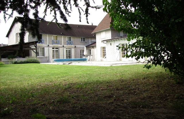 Country house with swimming pool, fitness, billiards, badminton, table tennis