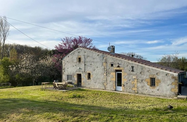 Country house with swimming pool, set in 5ha of land, absolute peace and quiet. Pets allowed.