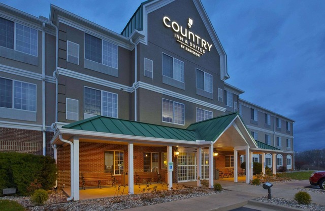 Country Inn & Suites by Radisson, Big Rapids, MI